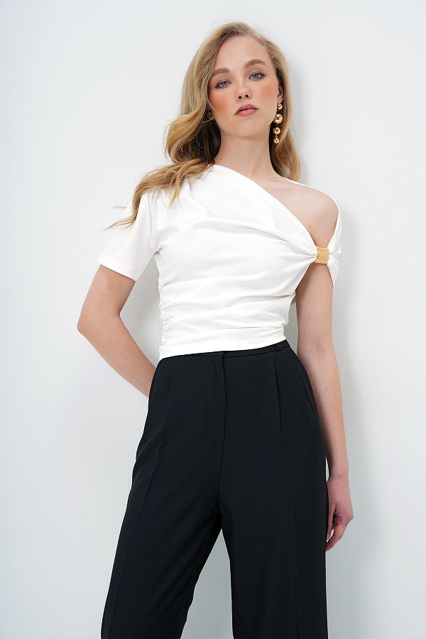 Trend Alaçatı Stili-Ecru Damen Bluse mit asymmetrischem Ausschnitt und drapierten Schultern ALC-X13894 1