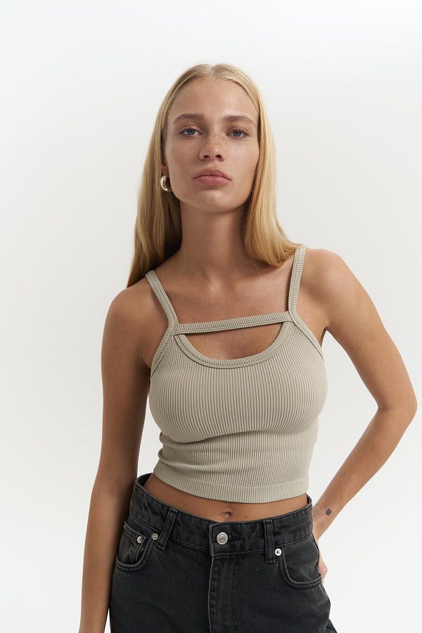 MAİ COLLECTİON-Noam Soft Khaki Detaliu frontal Crop cu nervuri 1