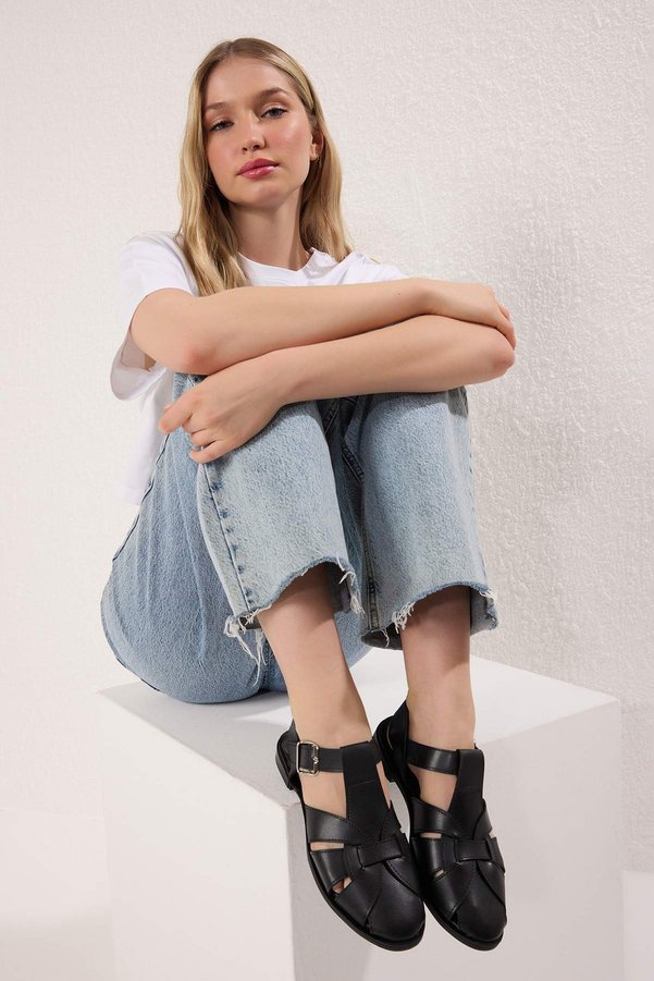 Trendyol Shoes Black Flat-Soled Round-Toe Women's Closed-Toe Mesh Sandal TAKSS25SD00060