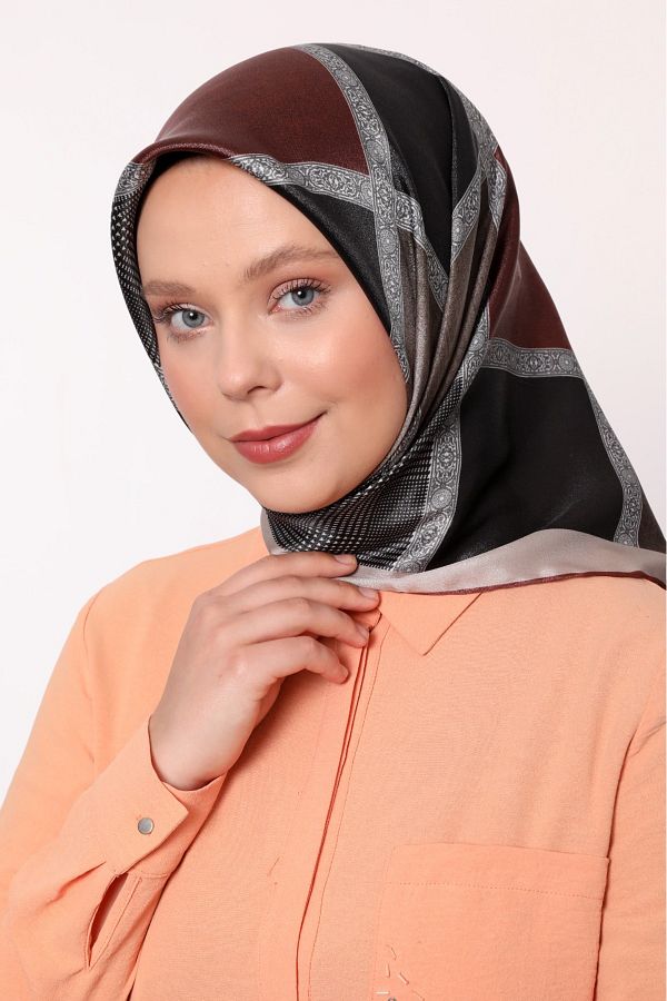 Levidor-Geometric Check Pattern Sparkling Crystal Scarf 1