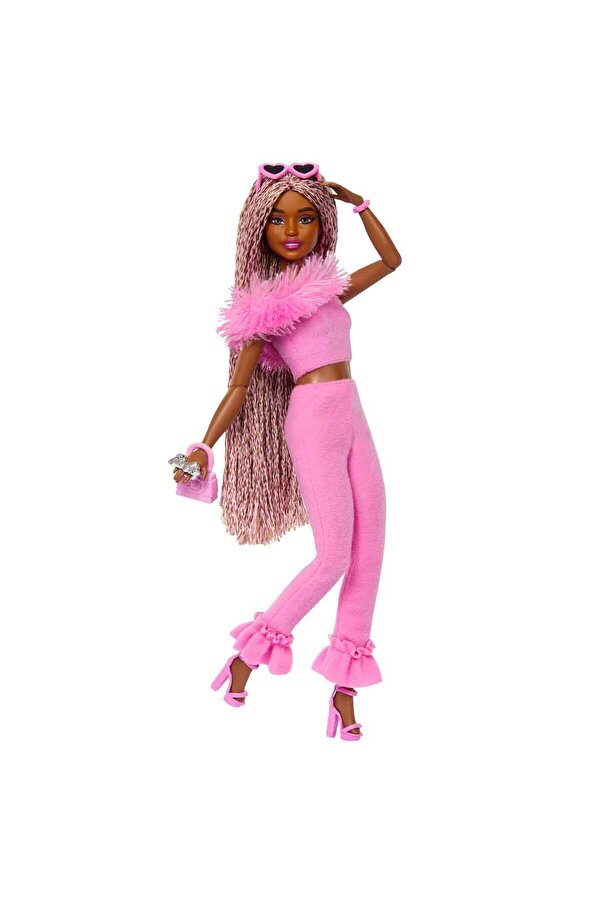 Barbie STİL İKONU™ Bebek - Kahverengi Örgü Saçlı, Pembe renkli yumuşacık takımıyla HYV28