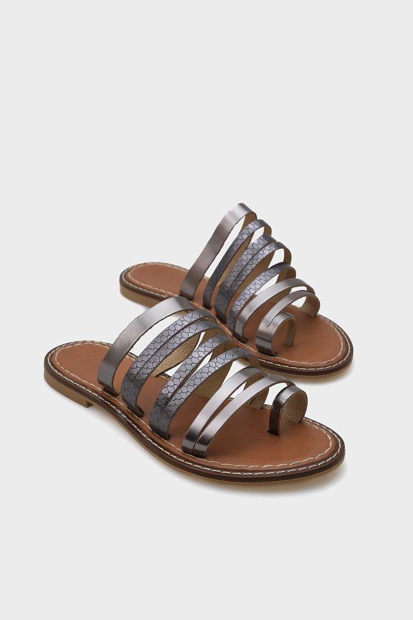 Capone Outfitters-شبشب جلدي للنساء من كابوني بحزام بلاتيني مع تفاصيل إبهام 1
