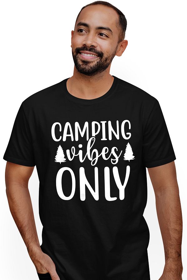 StoryGift Romania-Tricou bărbătesc cu niște copaci și textul în engleză „camping Vibes Only” - Stg Vibes Only 1