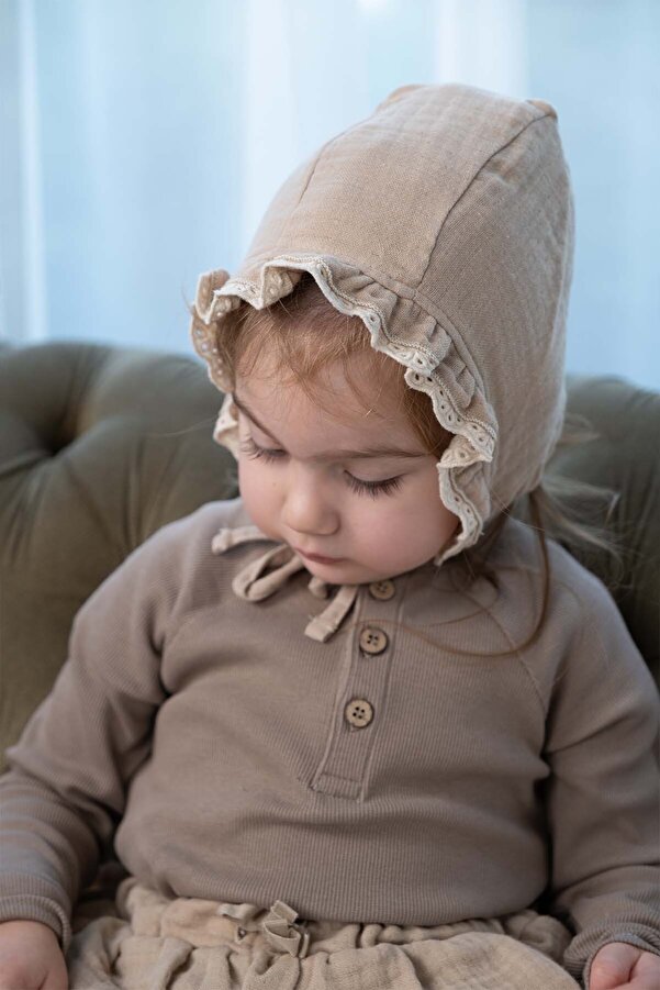 Little Gusto Brodeli Dört Katlı Organik Pamuk Müslin Fırfırlı İngiliz Bebek Şapka Bej