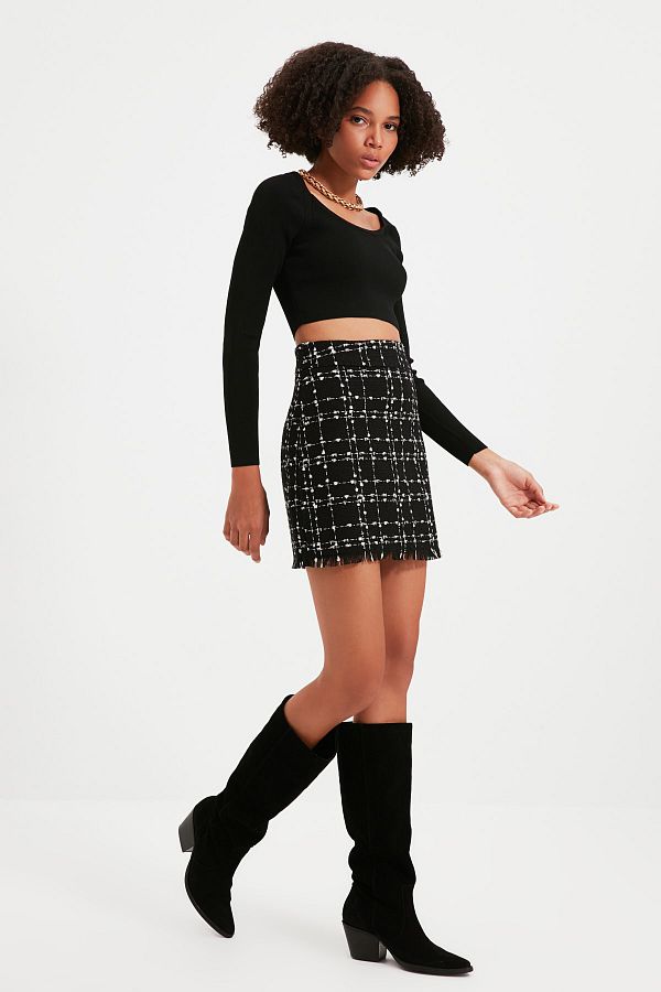 Trendyol Collection-Schwarzer Minirock mit Tweedstoff - Quastendetail, gerade geschnittener Bleistiftrock TWOAW21ET0026 1