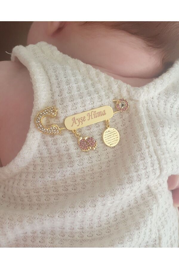 Sahi Aksesuar Kaplama Isimli Pembe Zirkon Taşlı Kız Bebek Yaka Iğnesi 5 Cm Tybkı031