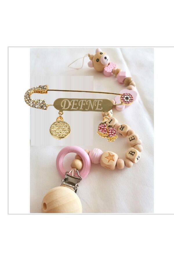 Sahi Aksesuar Isimli Bebek Emzik Zinciri Ve Pembe Taşlı Yaka İğnesi Seti BEZYI1541