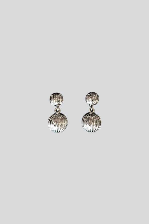 stravis-Dangle Shell Earrings 1
