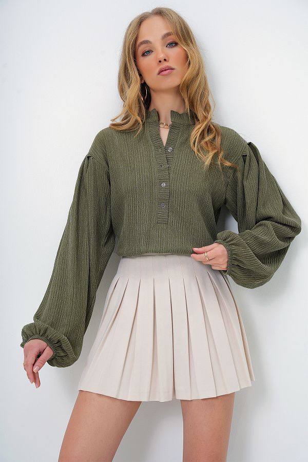 Trend Alaçatı Stili-Női világos khaki színű hajtóka elöl gombos ballon ujjú texturált ráncos ingblúz ALC-X11872 1
