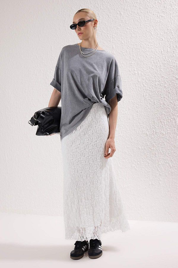 Trendyol Collection-Fusta tricotată elastică midi din dantelă Ecru TWOSS25ET00149 1