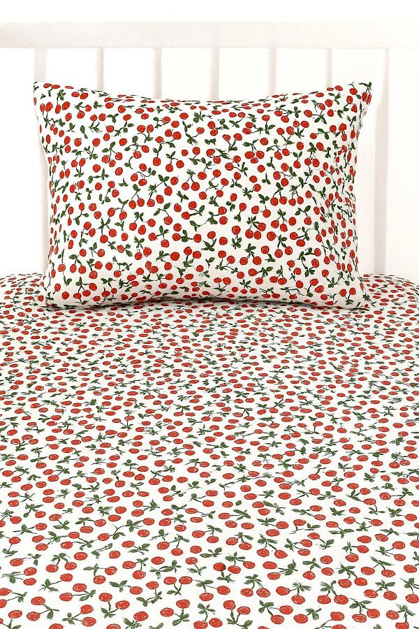 Yusra-Muslin Fitted Sheet Set with Cherry Pattern 1