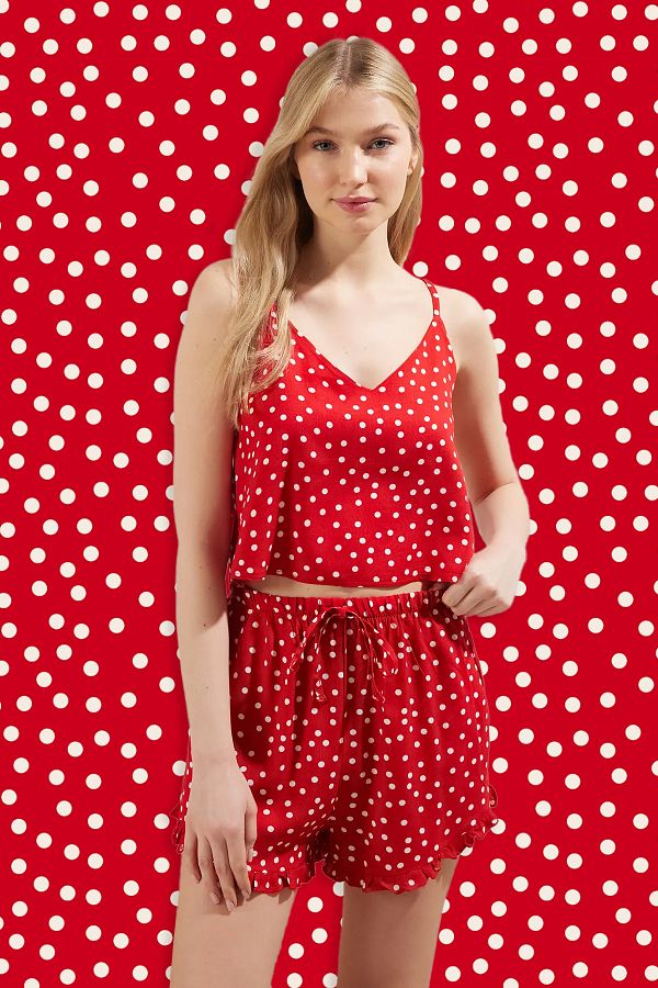 Trendyol Collection-Gewebtes Pyjama-Set mit roten, gepunkteten Rüschen, detaillierten Seilträgern und Viskose-Shorts THMSS21PT0742 1