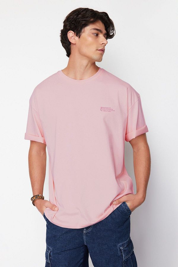 Trendyol Collection-100% bavlna Pudr Oversize Tričko s výstřihem Minimal Text Printed TMNSS23TS00084 1