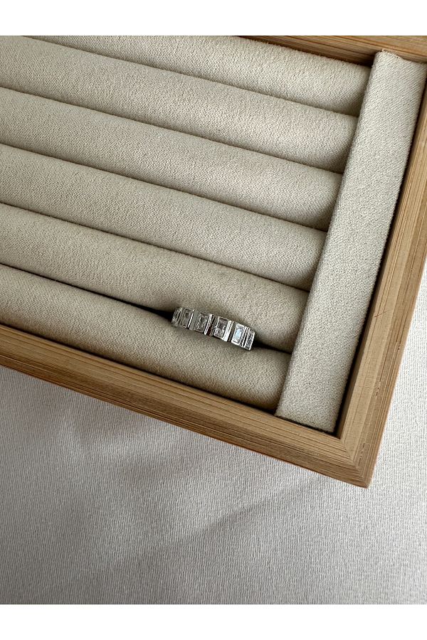 ringbox-Silver Colored Rectangular Row Ring 1