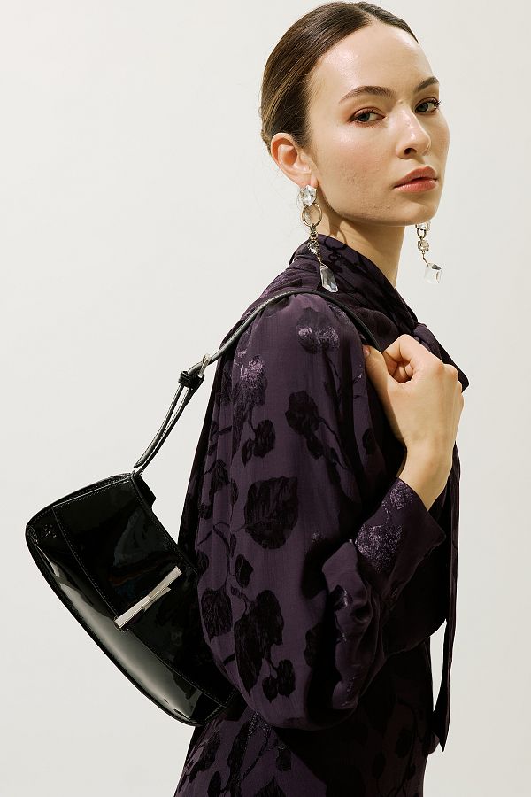 Manuka-Patent Leather Buckle Shoulder Bag Black 1
