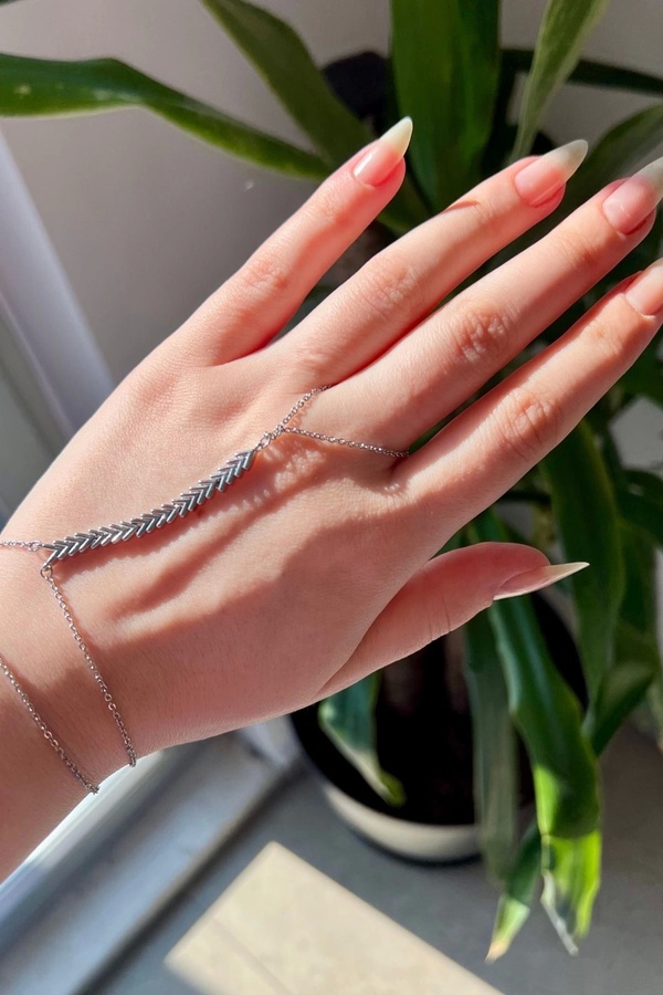 Leo'Stone-V Design Sergeant Model Zircon Stone Does Not Tarnish Color Does Not Fade Women's Shahmeran 1