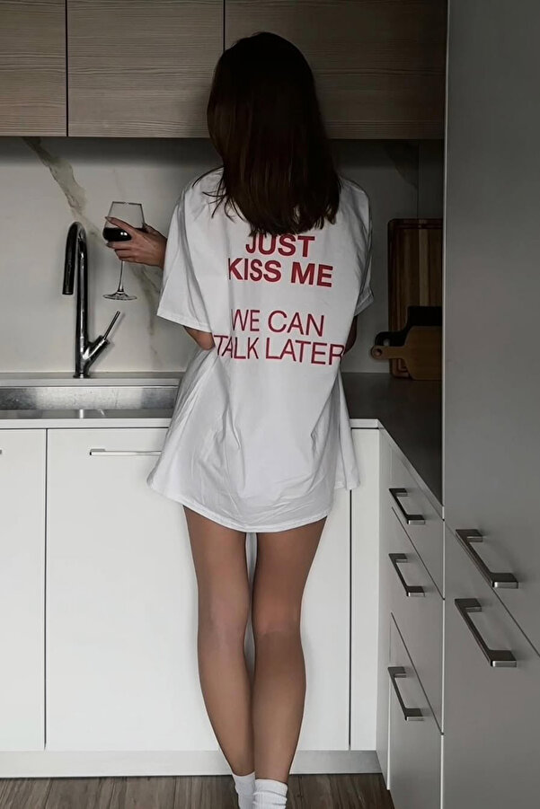 Kadın Just Kiss Me Baskılı Oversize %100 Pamuk Geniş Kesim Yumuşak Dokulu Bisiklet Yaka T-Shirt