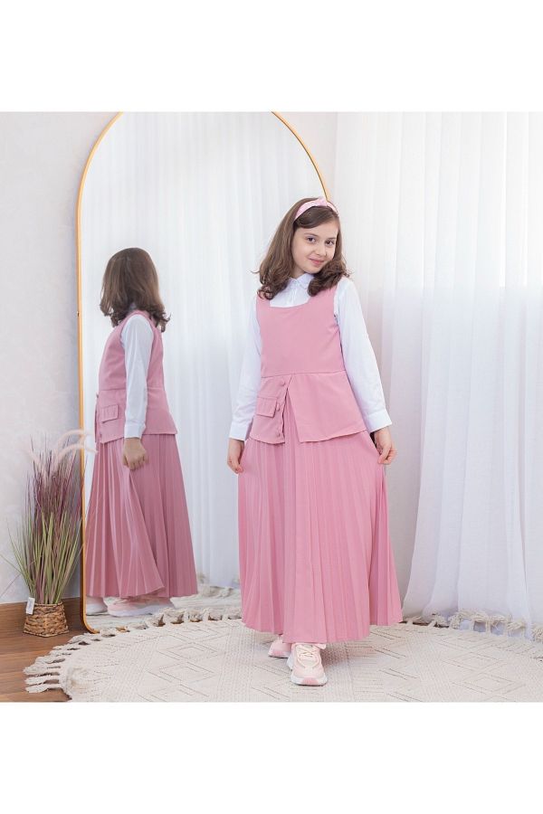 Way-Two-piece school apron with a design that highlights its elegance, with distinctive pleats at the bottom. 1