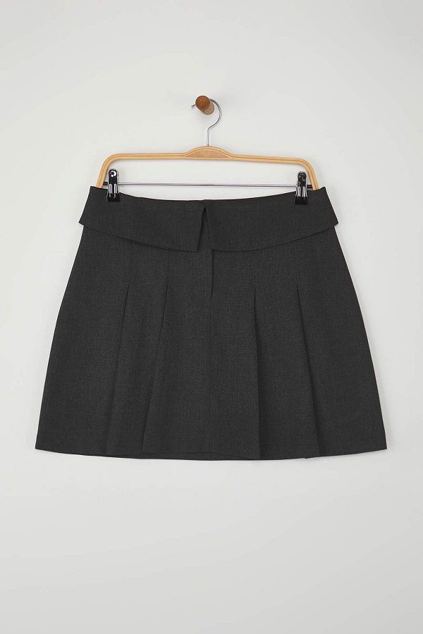 Trendyol Collection-Μίνι φούστα με φαρδιά πλισέ υφασμένη με λεπτομέρεια μέσης από ανθρακί TWOAW26ET00015 1
