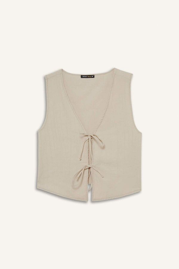 DeFacto-Ärmellose Bluse aus Crinkle-Stoff mit regulärer Passform und V-Ausschnitt zum Binden F0617AX25SM 1