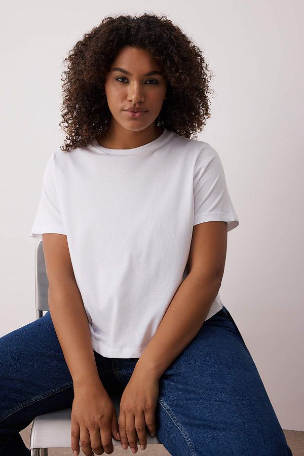 Trendyol Curve-Bílé tričko Regular Fit Crop Plus Size TBBSS25BF00061 1