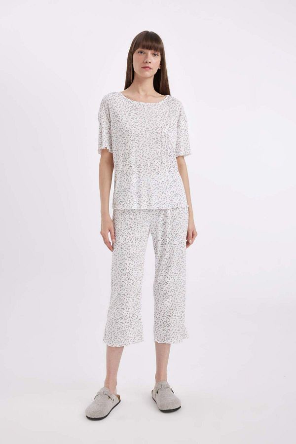 DeFacto-Set pijamale Regular Fit Top cu mâneci scurte cu imprimeu Capri Bottom-Fall in Love D1537AX24SM 1
