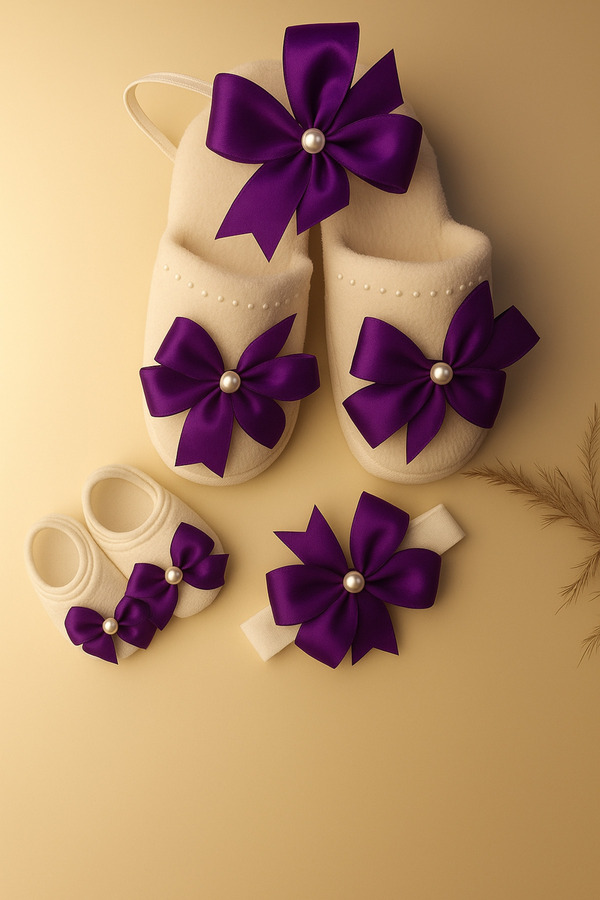 Massaltay Fiyonklu Anne Lohusa Terliği, Taç, Bebek Patik ve Bandana 4’lü Set – Şık ve Rahat Hastane Çıkışı