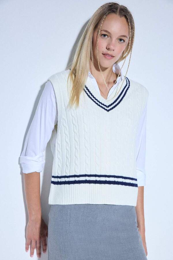 DeFacto-Okul Coool Strickpullover mit normaler Passform und V-Ausschnitt und Haarstrickmuster D4686AX24AU 1