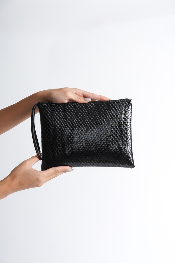 Capone Outfitters-Paris Mini-Tasche aus schwarzem Lackleder 1