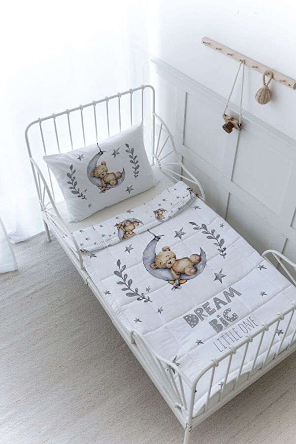 Tuğba Kuğu Organik Baskılı Bebek (100x150) Yorgan Seti - For Baby Serisi - Ayda Uyuyan Ayı