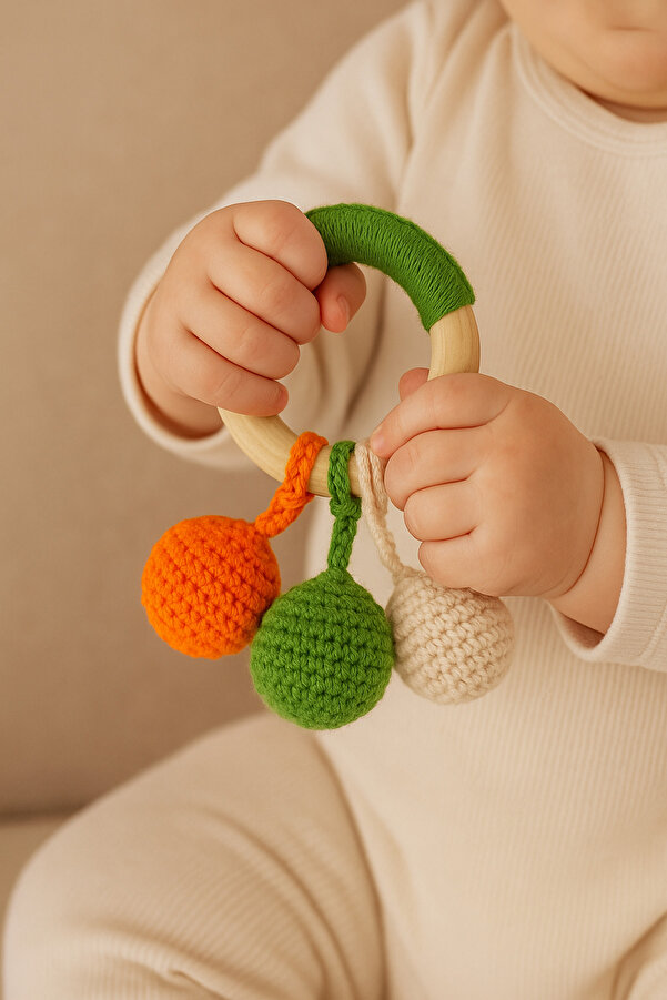 Naturel Bebek %100 Pamuk, Ahşap Halkalı Amigurumi Çıngırak ve Diş Kaşıyıcı – Turuncu / Yeşil / Krem
