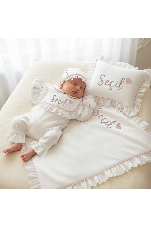 Mis Bebe Minik İnsanların Sarayı Fisto Detaylı Kalp Desenli Set | Kız Bebek İçin Romantik Yenidoğan Hediyesi