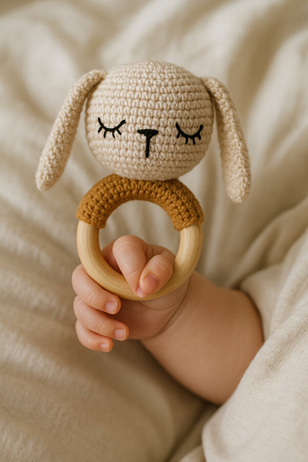 Homesinti El Yapımı Amigurumi Tavşan Diş Kaşıyıcı & Çıngırak | Organik Ahşap Halka Bebek Oyuncağı