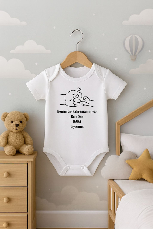 Bebe wini Benim bir kahramanım var ben ona BABA diyorum yazılı Kısa kollu Bebek Body Zıbın