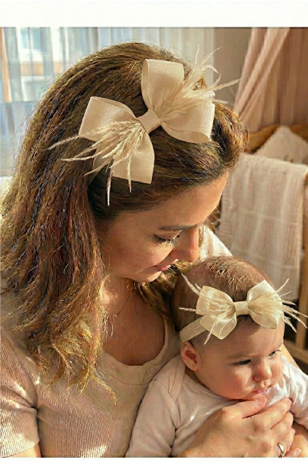 Massaltay Tüylü Fiyonklu Anne Lohusa Tacı ve Bebek Bandana Seti – Doğum Sonrası Anne Bebek Aksesuar Seti