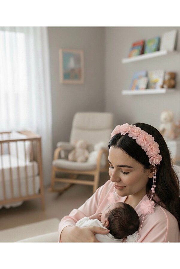 Çınar Aksesuar Pembe Çiçekli İnci Detaylı Lüks Lohusa Tacı – Özel Tasarım Doğum Albümü Aksesuarı