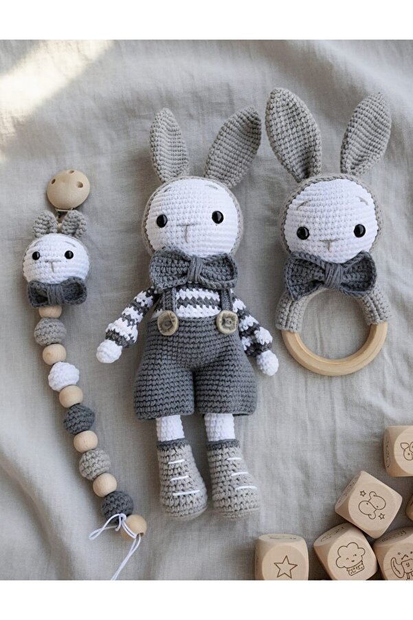 kelebeginruyasihobievi Amigurumi Koyu Gri Tulumlu Uyku Arkadaşı Tavşan ,Çıngırak ve Emzik Zinciri Set