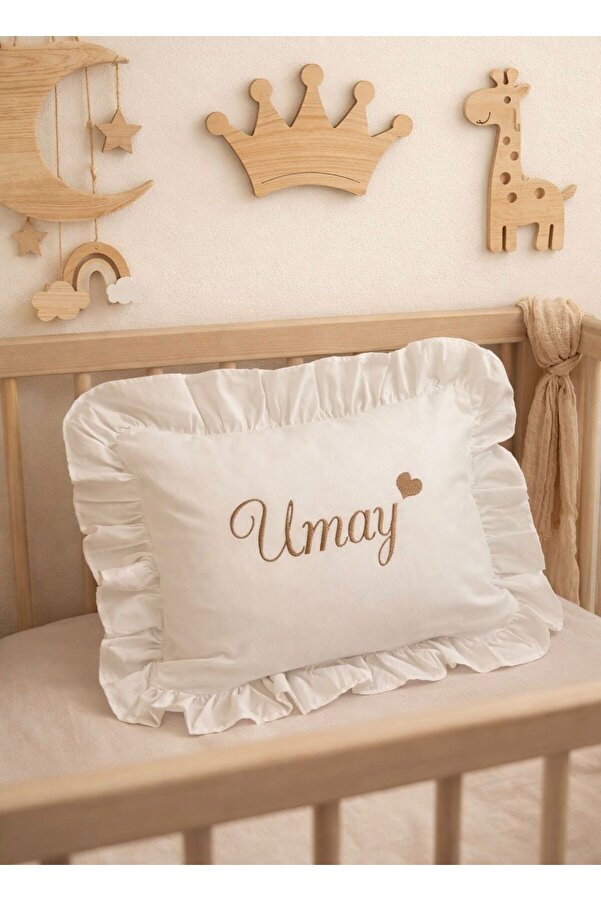 JUNİPERUS Kişiye İsime Özel Nakışlı Fırfır Detaylı Takı ve Bebek Yastığı Yastık Silikonlu