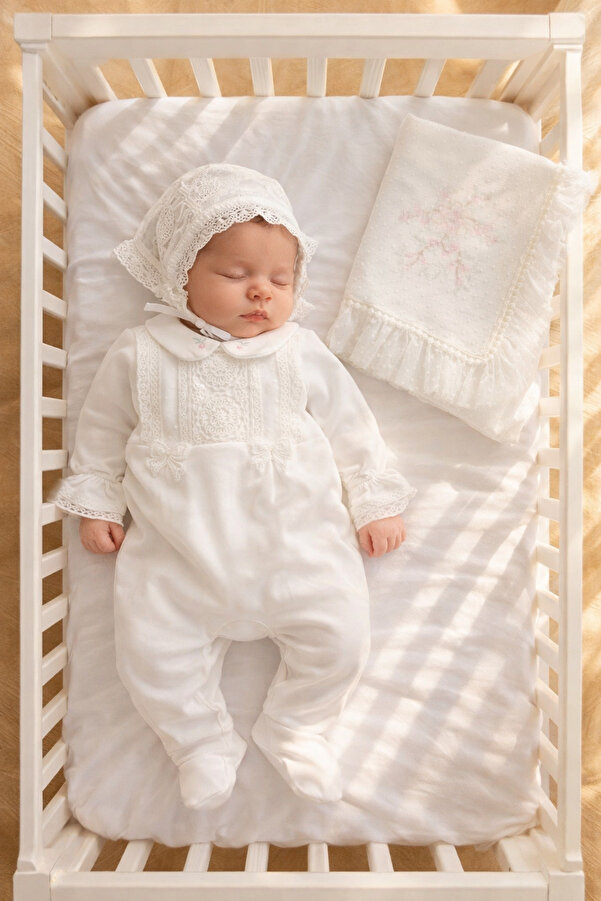 Mert Baby Angela 3'lü Şapkalı Dantel Detaylı Organik Hastane Çıkış Seti %100 Pamuk Yenidoğan Kız Bebek