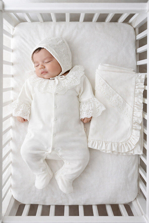 Mert Baby Laura Dantel ve Fırfır Detaylı 3'lü Organik Hastane Çıkış Seti %100 Pamuk Yenidoğan Kız Bebek