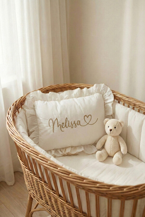 Messido Kişiye Özel Nakışlı İsimli Bebek Yastığı – Fırfırlı,  25x37 cm Bebek Yastık Yumuşak & Şık Tasarım