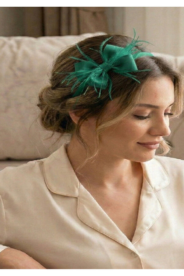 SavBrand Yeşil Tüylü Fiyonklu Lohusa Tacı – Anne & Bebek Fotoğraf Çekimi İçin Şık Doğum Tacı