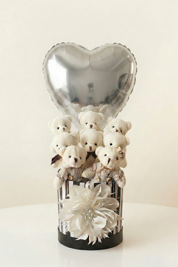Livra Gift Premium Çizgili Kutuda 7’li Beyaz Peluş Ayıcık Buketi - Gümüş Kalp ve El Yapımı Süs - Kadınlar Günü