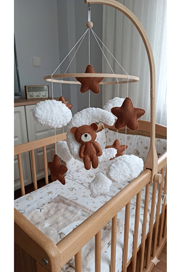 keçedekorr Tedy kumaştan beyaz bulut kahverengi yıldız beyaz ay üstünde oturan ayıcık beşik dönencesi