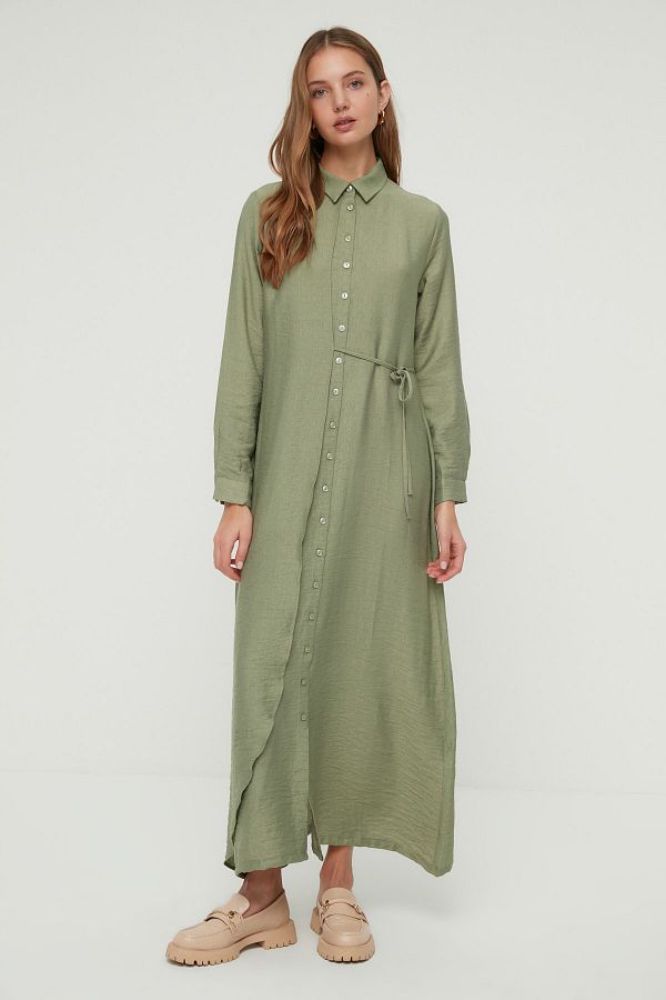 Trendyol Modest-Grünes, seitlich gebundenes, geknöpftes, gewebtes Hemdkleid im Leinen-Look TCTSS22EB0025 1