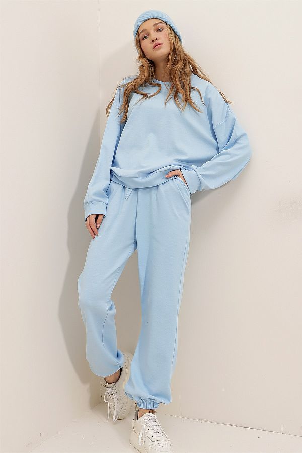 Trend Alaçatı Stili-Babyblaues Trainingsanzug-Set mit Rundhalsausschnitt, elastischer Taille und Beinabschluss mit zwei Fäden für Damen ALC-507-669-001 1