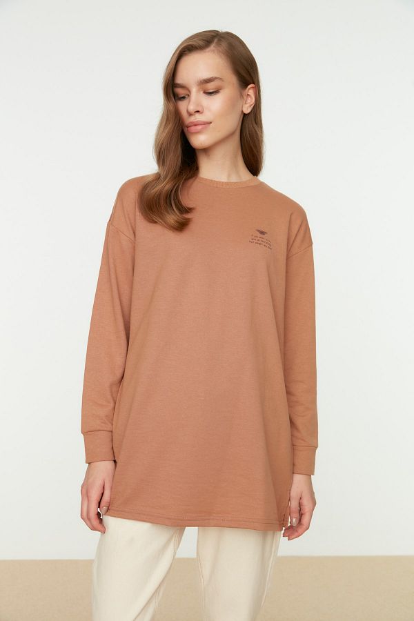 Trendyol Modest-Tunika z dzianiny z wycięciem pod szyją i okrągłym dekoltem taupe. TCTAW22UK0048 1