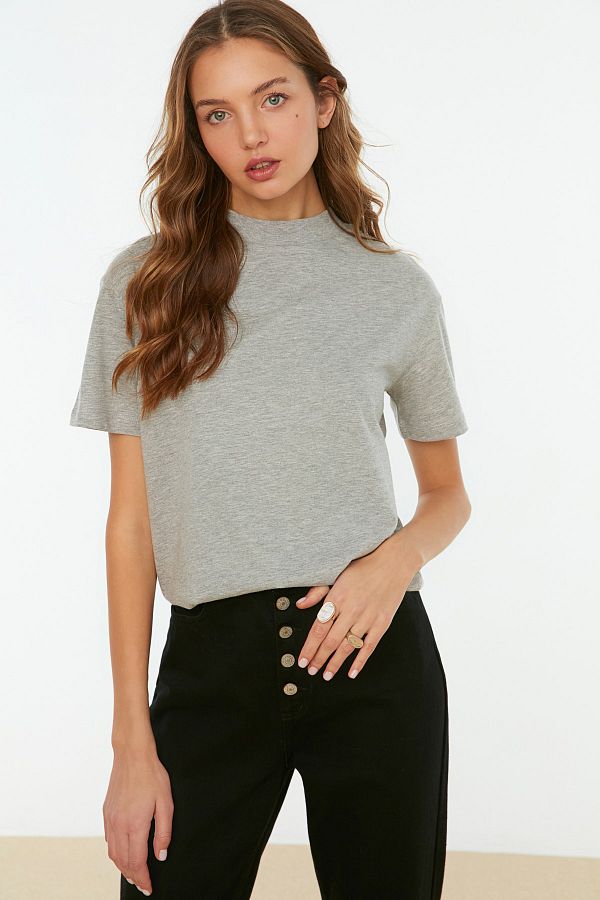 Trendyol Collection-Pletené tričko se základním stojáčkem s límečkem v šedé barvě TWOAW20TS0096 1
