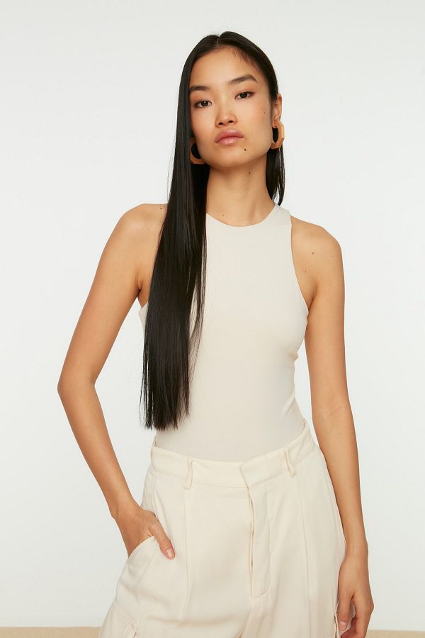 Trendyol Collection-Neckholder-Body mit flexiblem Druckknopf-Strick-Body in Stein TWOSS20BD0044 1