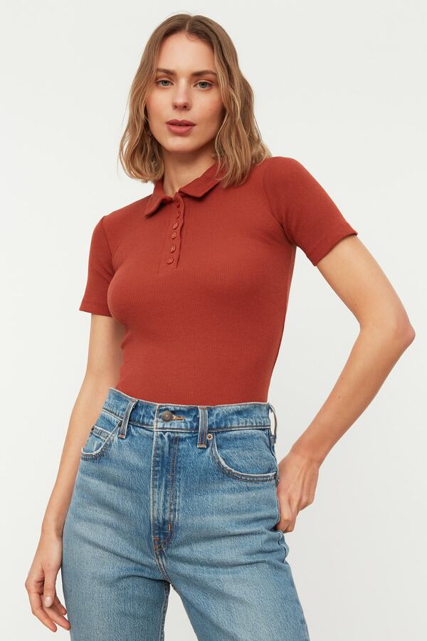Trendyol Collection-Skořicový knoflík detailně vypasované polo s výstřihem, žebrovaná pružná pletená halenka TWOSS19FV0084 1